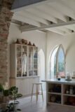 vieille chapelle par Tuckey design studio à Devon, Angleterre -Photo James Brittain